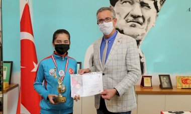 Satranç şampiyonları ödüllerini Başkan Arda’dan aldı