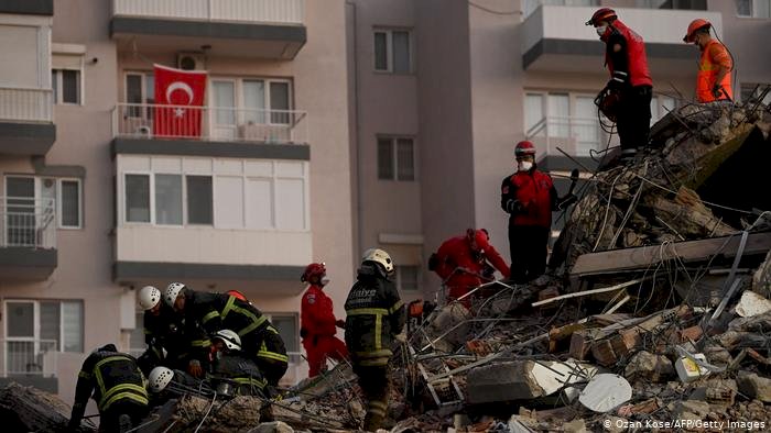 İzmir'de arama kurtarma çalışmaları sürüyor