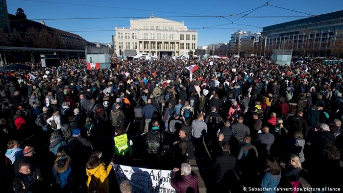 Leipzig'de korona tedbirlerine karşı gösteriye 20 bin kişi katıldı