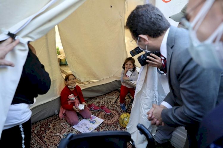 İMAMOĞLU’NDAN İZMİR DEPREMİNİN SİMGE BEBEKLERİ AYDA VE ELİF’E ZİYARET