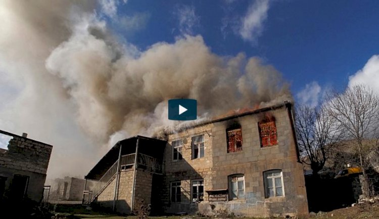 Dağlık Karabağ'dan ayrılan Ermeniler evlerini ateşe veriyor