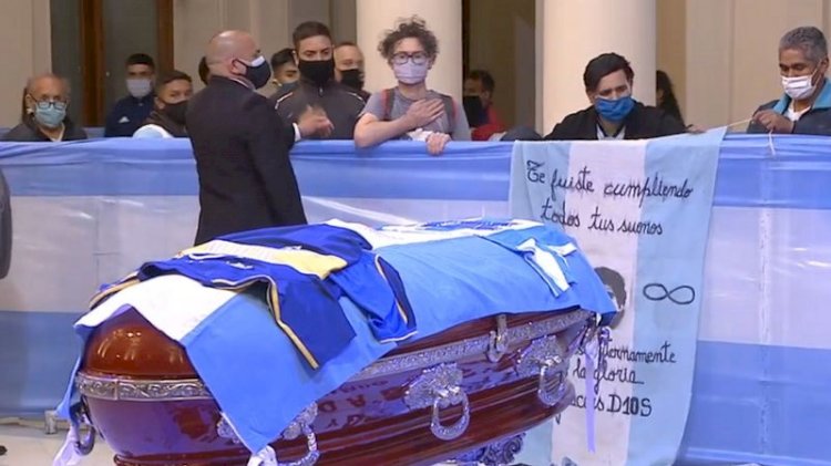 Maradona: Yüz binlerce hayranı 'ölümsüz dev'i son kez selamlamak için sıraya girdi