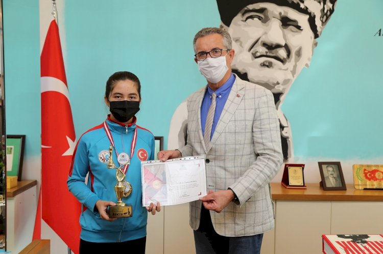 Satranç şampiyonları ödüllerini Başkan Arda’dan aldı