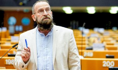 Brüksel'de bir Avrupa milletvekili grup seks partisinde yakalandı, görevinden istifa etti