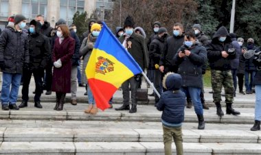 Moldova’da halk sokağa döküldü