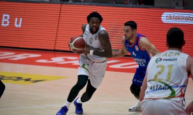 ING Basketbol Süper Ligi'nin 11. haftasında Anadolu Efes, Aliağa’da 75-71 kazandı.