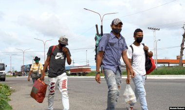 Binlerce Venezuelalı Ülkeyi Yürüyerek Terk Ediyor 