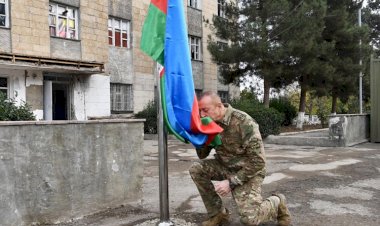 Azerin seslendiriyor ''Çırpınırdı Karadeniz''