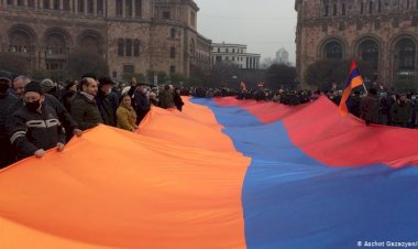 Ermenistan'da binlerce protestocu sokaklarda