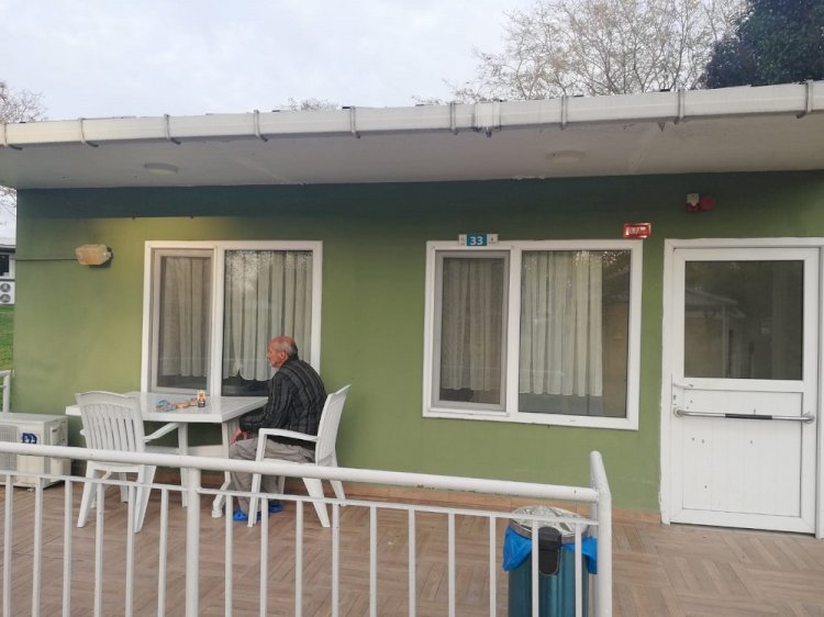 OTELDE KALAN EVSİZ VATANDAŞLAR İBB MİSAFİRHANESİNE NAKLEDİLDİ