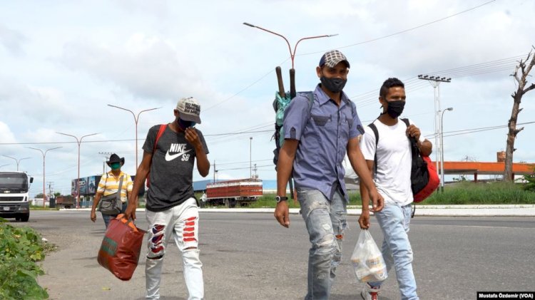 Binlerce Venezuelalı Ülkeyi Yürüyerek Terk Ediyor 