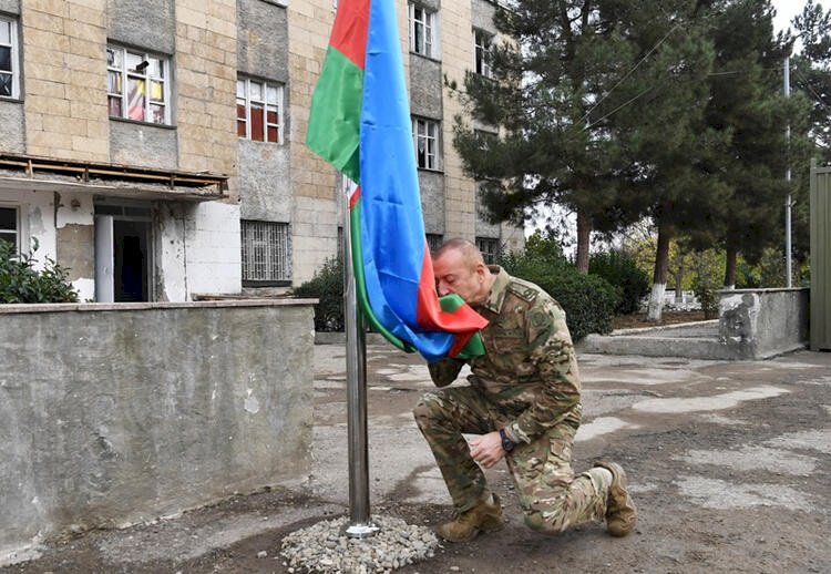 Azerin seslendiriyor ''Çırpınırdı Karadeniz''