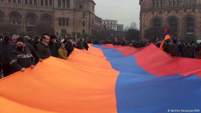 Ermenistan'da binlerce protestocu sokaklarda