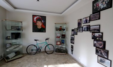 Oğlunun eşyalarıyla müze kuran şehit annesi: Burada yaşıyor