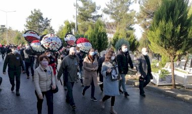 İzmir’in tanınan gazetecilerinden Hayati Özcan mezarı başında anıldı