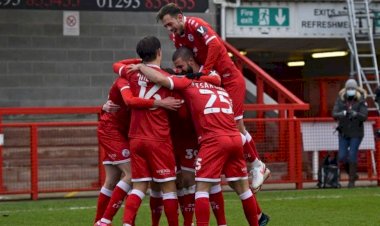 Crawley Town: İngiltere'de Leeds United'ı eleyen, sahibi ve yönetimi Türk 4. Lig takımı