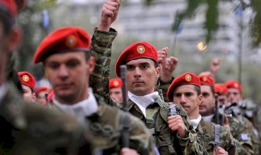 Türkiye ile gerginlik yaşayan Yunanistan, askerlik süresini 12 aya çıkardı