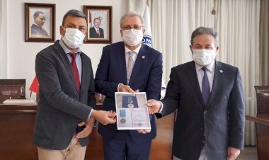 Türk Dünyası’nın  prestijli ödülü Ege Üniversitesine geldi 