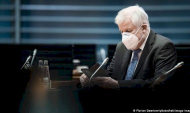 Seehofer: Mecbur olmadıkça yurtdışına gitmek budalalık olur