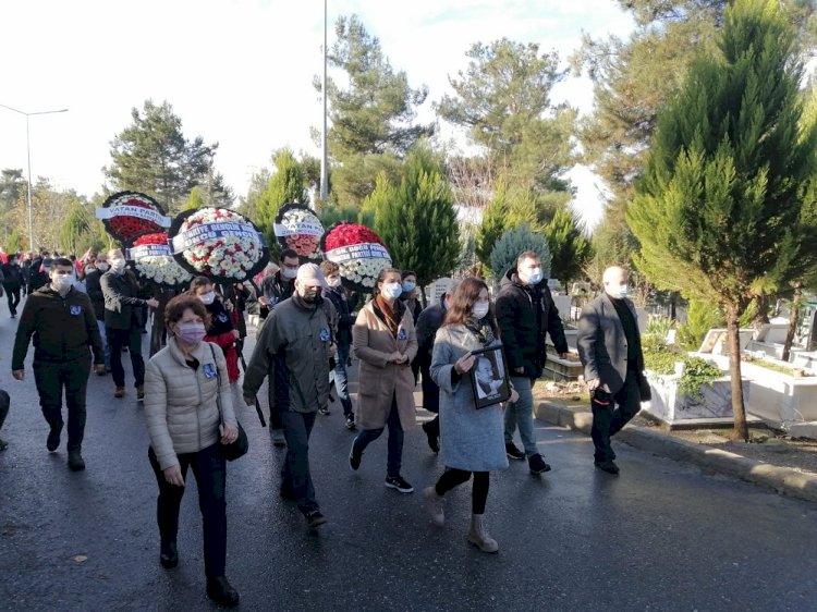İzmir’in tanınan gazetecilerinden Hayati Özcan mezarı başında anıldı