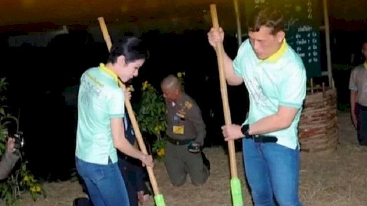 Tayland Kralı'ndan imaj çalışması: Cezaevinde yerleri süpürdü