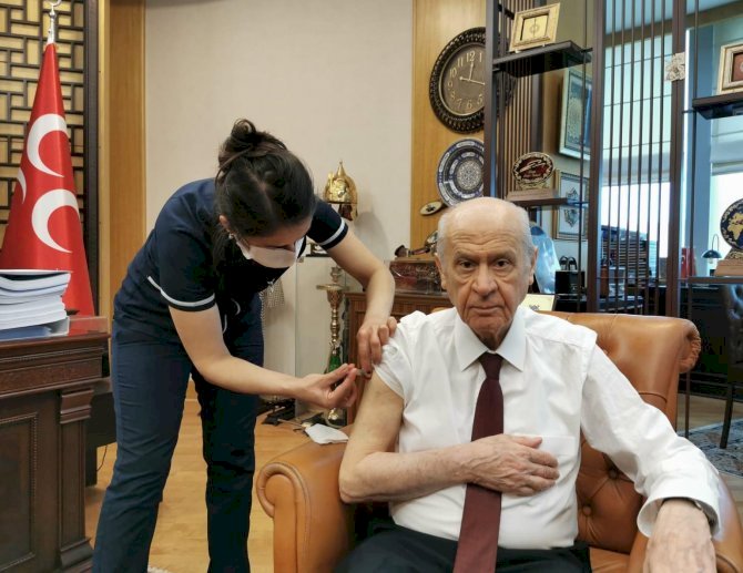 Devlet Bahçeli MHP Genel Merkezi'nde korona virüs aşısı oldu