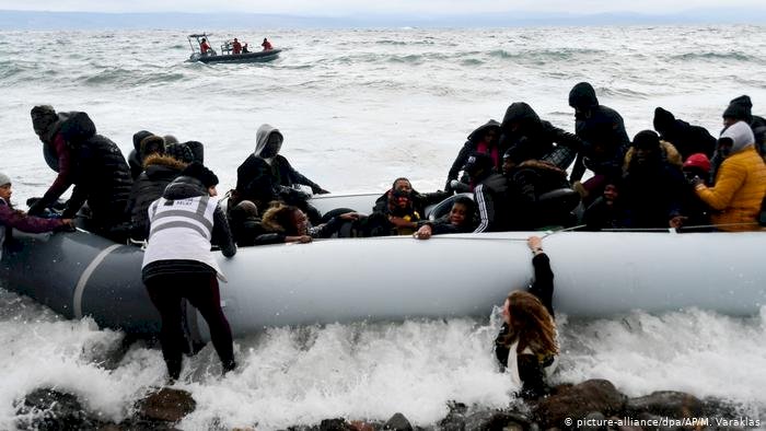 Midilli'ye geçen 27 sığınmacı kurtarıldı