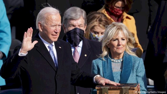 Biden yemin ederek görevine başladı