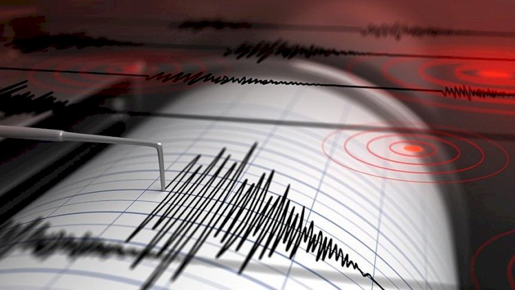 İzmir’de gece saatlerinde deprem paniği