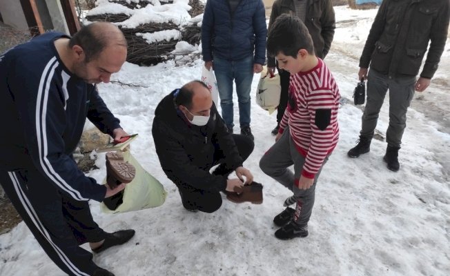 Şehitlerin emaneti olan çocukları üşümesin diye kışlık mont ve bot dağıttılar