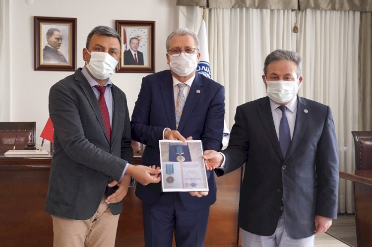 Türk Dünyası’nın  prestijli ödülü Ege Üniversitesine geldi 