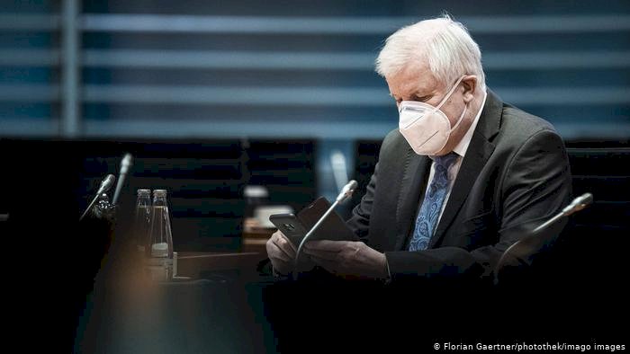 Seehofer: Mecbur olmadıkça yurtdışına gitmek budalalık olur