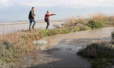 FOÇA'DA TARIM ARAZİLERİNİ BASAN SULAR TAHLİYE EDİLMEYE ÇALIŞILIYOR
