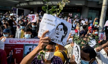 Darbe yapılan Myanmar'da son yılların en büyük protesto gösterisinde halktan demokrasi çağrısı