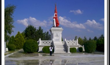 Arif Nihat Asya'nın Bir Bayrak Rüzgar Bekliyor Şiiri
