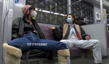 Berlin'de erkeklerin toplu taşımada yayılarak oturmalarına karşı kampanya