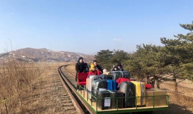 Kuzey Kore: Rus diplomatlar ülkelerine dönmek için tren yolunda elle itilen drezin kullandı