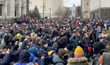 Ukrayna'da sular durulmuyor! 4 kentte sokağa indiler