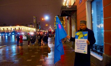 St. Petersburg’da  Kırım’ın Rus İşgaline Karşı Direniş Günü'nde tek kişilik eylem