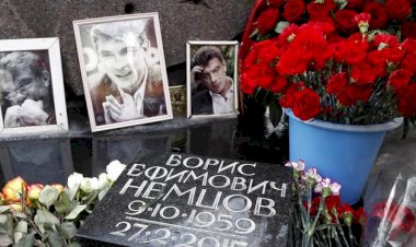 Цветы как политическое высказывание. Репортаж с акции памяти Немцова