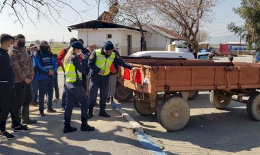 FOÇA JANDARMADAN ÇİFTÇİLERE REFLEKTÖR VE GÜVENLİ TRAKTÖR KULLANIMI EĞİTİMİ