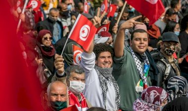 Tunus'ta binlerce En Nahda yanlısı sokağa döküldü