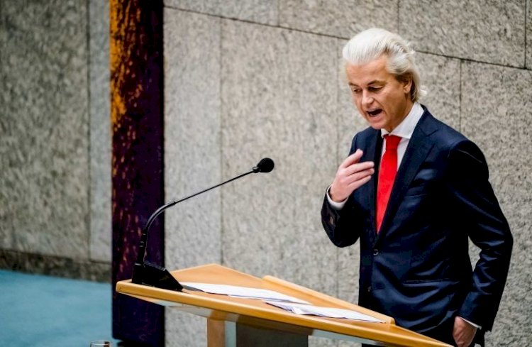 Hollanda'nın önde gelen gazetelerinden Trouw, aşırı sağcı Özgürlük Partisi'nin kapatılmasını istedi