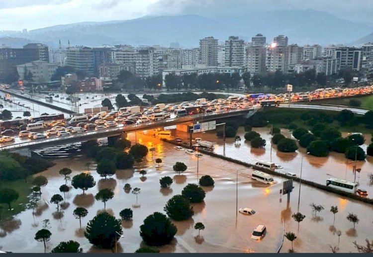 İki kişi hayatını kaybetti! Korkutan uyarı: Felaket yaşanıyor, evden çıkmayın