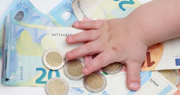 Almanya'da 150 euroluk ek çocuk yardımı