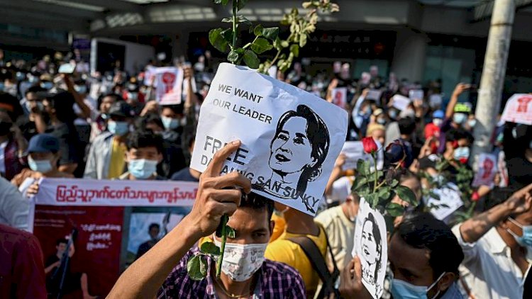 Darbe yapılan Myanmar'da son yılların en büyük protesto gösterisinde halktan demokrasi çağrısı