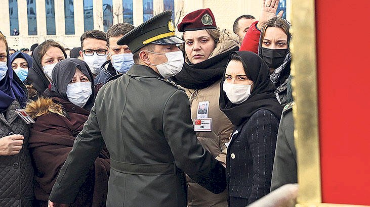 Şehit eşlere bordo bereyle veda