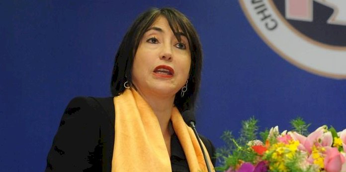 Bakan halktan önce aşılandı diye istifa etti