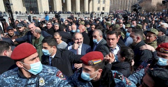 Paşinyan’dan orduya: Kendi işinizi yapın