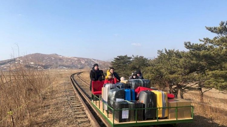 Kuzey Kore: Rus diplomatlar ülkelerine dönmek için tren yolunda elle itilen drezin kullandı